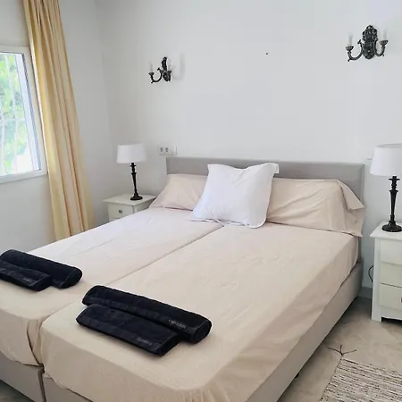 Villa Sunbathing With Private Swimming Pool